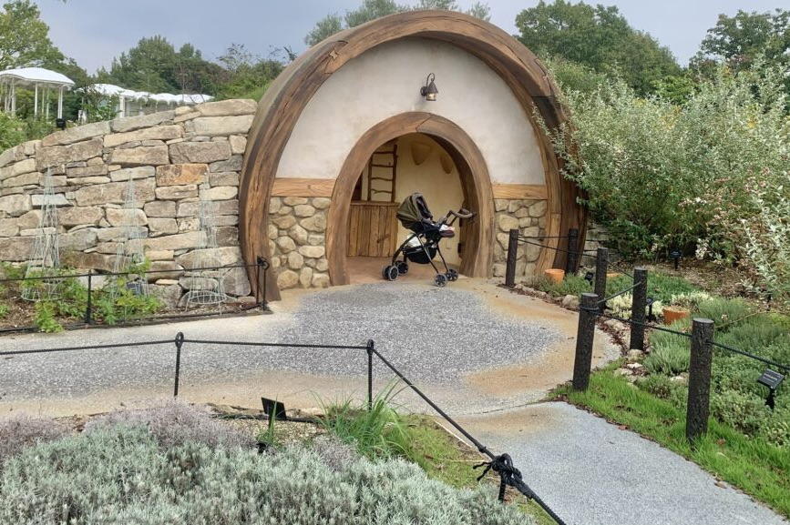 お花畑ゾーンのかわいい小屋